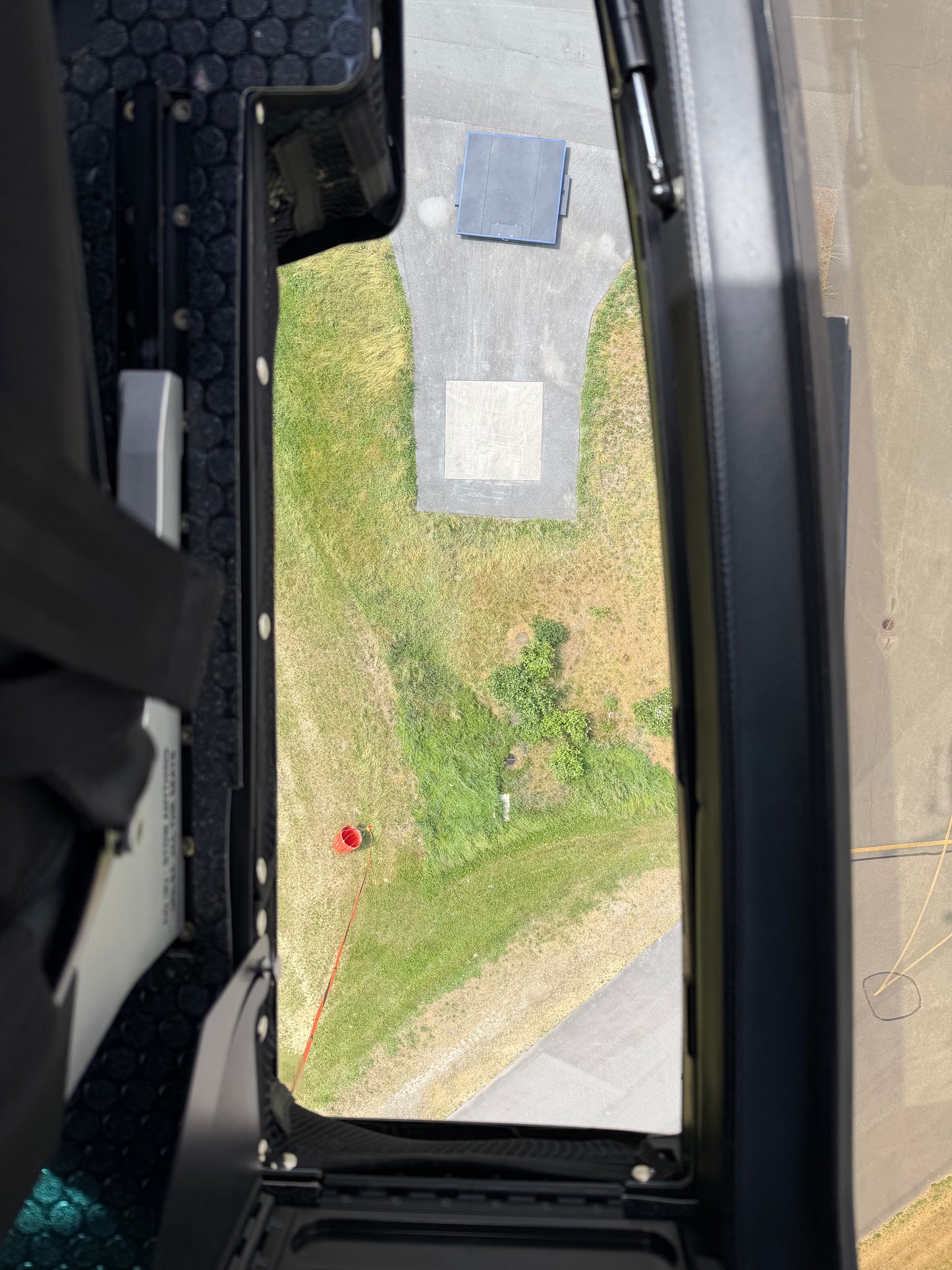 S.H.E. - Cockpit Floor Window - 350-000087-A (with cover plate)